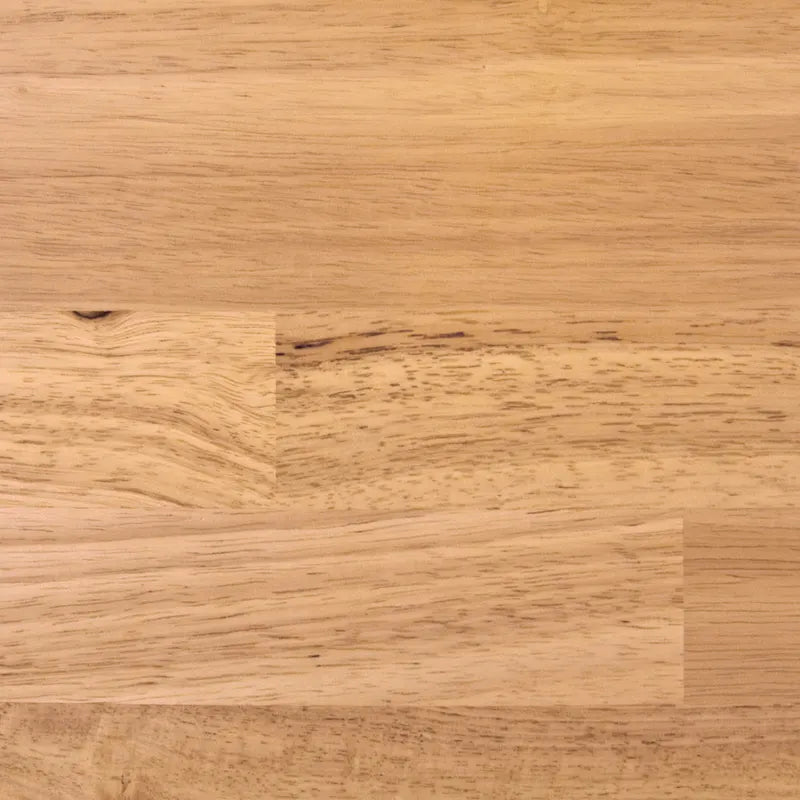 Isola da cucina in legno massello con ante a pannello rialzato e cassetti