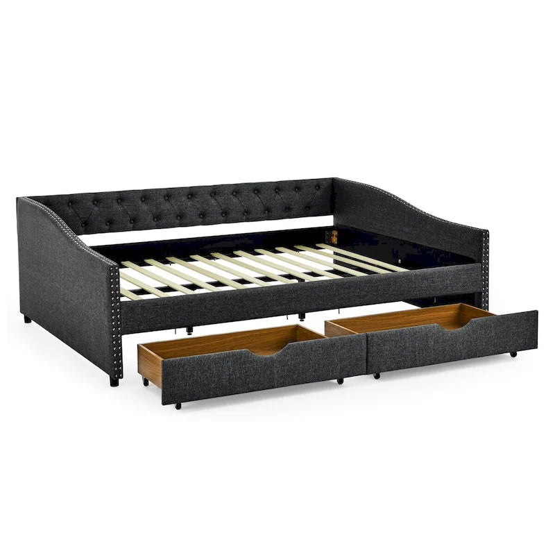 Daybed imbottito matrimoniale queen size con schienale capitonné e braccioli con borchie in rame