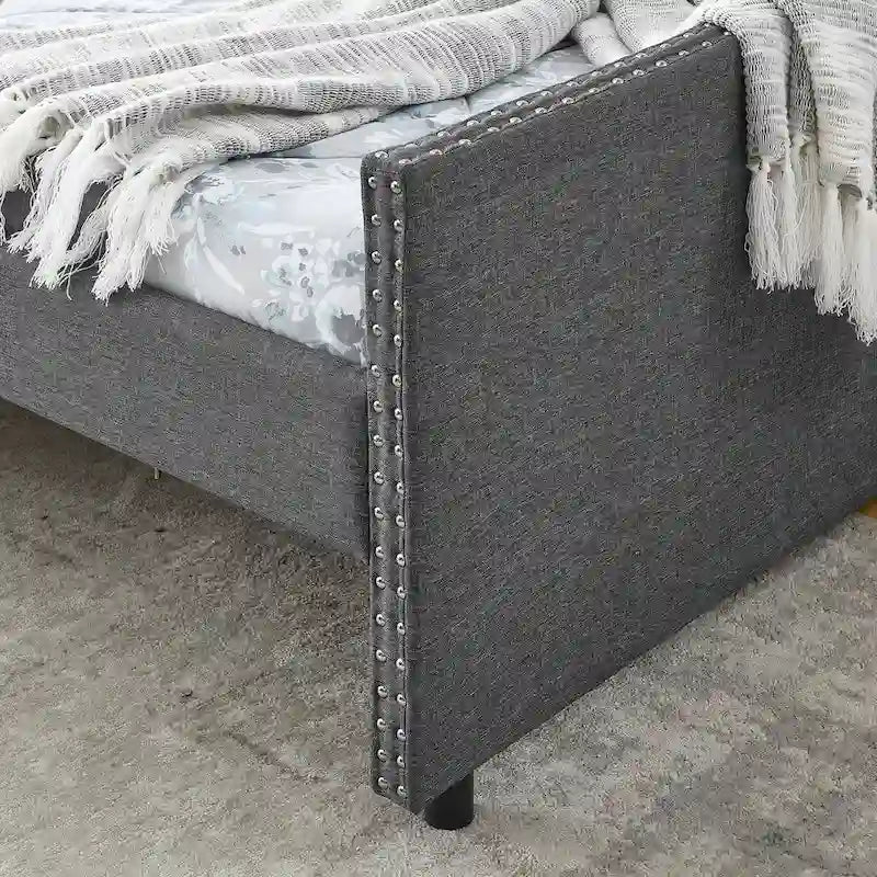 Daybed imbottito matrimoniale queen size con schienale capitonné e braccioli con borchie in rame