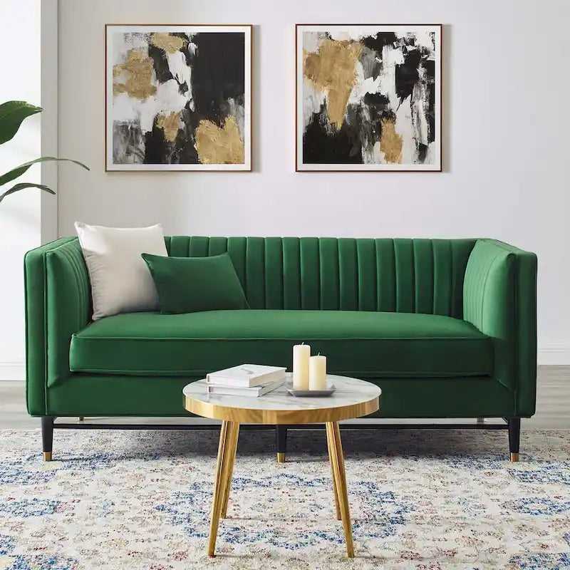 Sofá de dos plazas de terciopelo de alto rendimiento con capitonado en canales y patas con revestimiento dorado